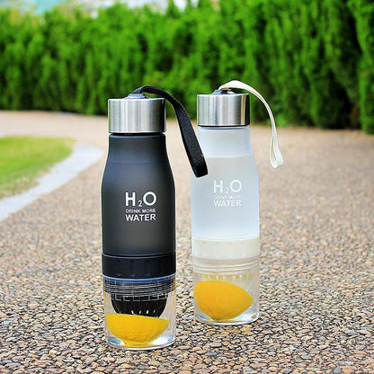 H²O Fruit Infuser Water Bottle with lemon slices, perfect for hydration and infused water during workouts.